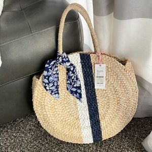 Vineyard Vines straw bag with handles Size 15 in diameter Blue and Cream stripe